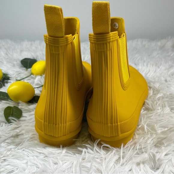 Hunter Shoes - HUNTER Yellow Chelsea Ankle Rain Boots Women’s Size 10